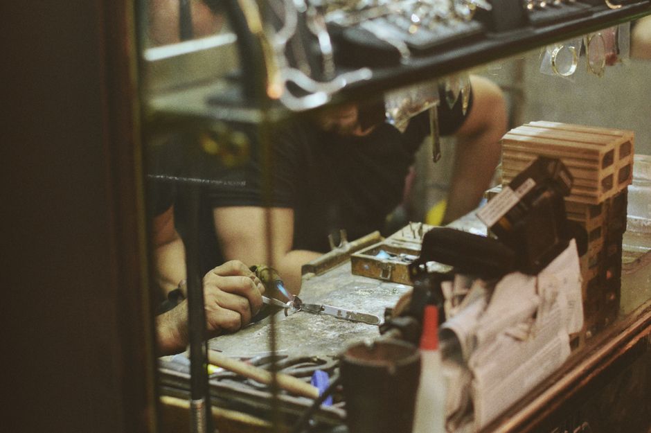 Artesano joyero trabajando una pieza en su taller