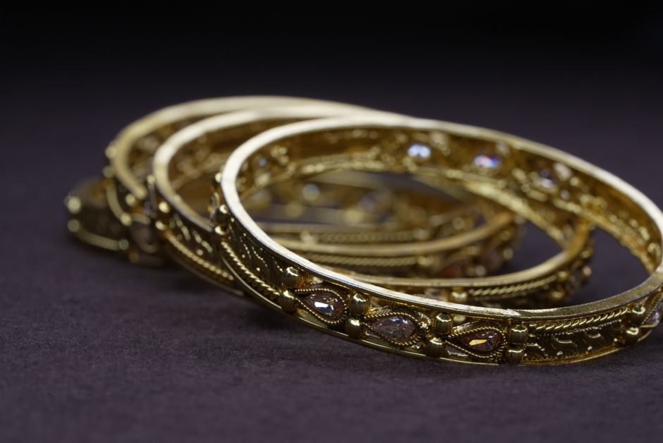 Piezas de oro con detalle fino sobre fondo oscuro